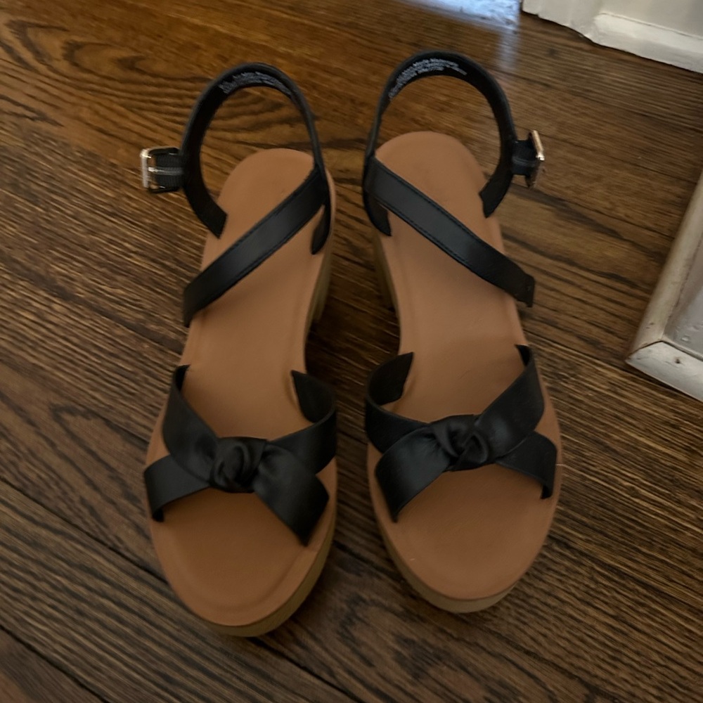 Universal Thread Black and Tan Platform Sandals